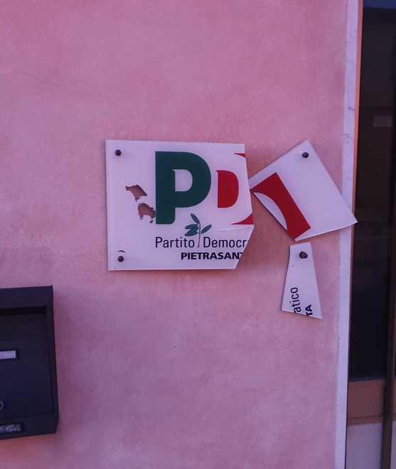 Spaccata la targa del Pd alla sede del partito