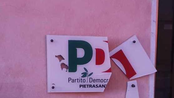 Spaccata la targa del Pd alla sede del partito