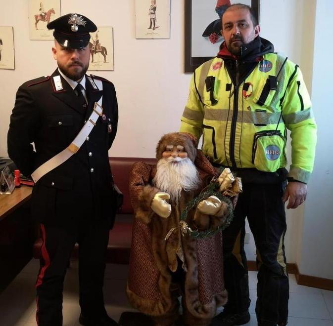 Colti sul fatto mentre rubano Babbo Natale 