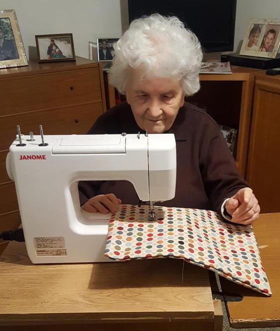 Ada, le mani d’oro di sarta a 93 anni cuciono capi per iniziative benefiche 