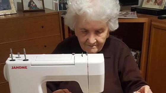 Ada, le mani d’oro di sarta a 93 anni cuciono capi per iniziative benefiche