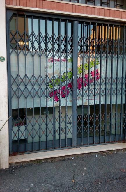 Storica merceria abbassa la serranda «Grazie Barbanella, quartiere del cuore» 