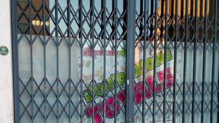 Storica merceria abbassa la serranda «Grazie Barbanella, quartiere del cuore»