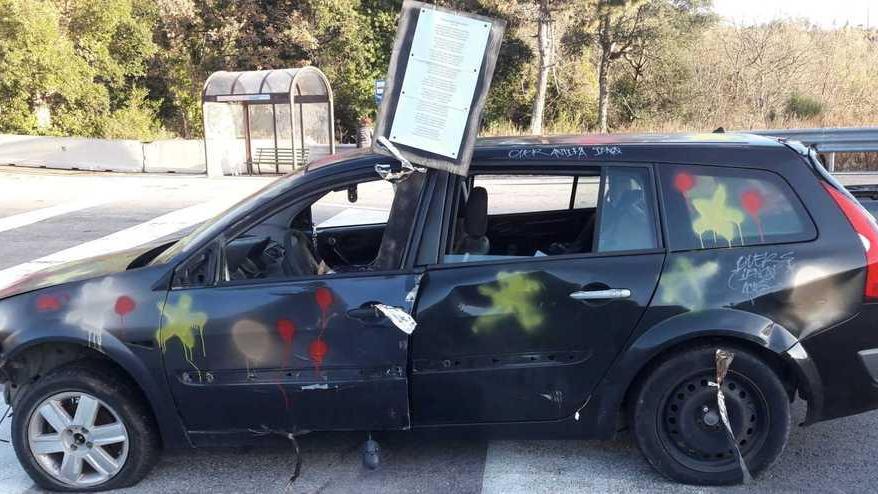 Una “pasquinata” di fine anno per far togliere l’auto-rottame