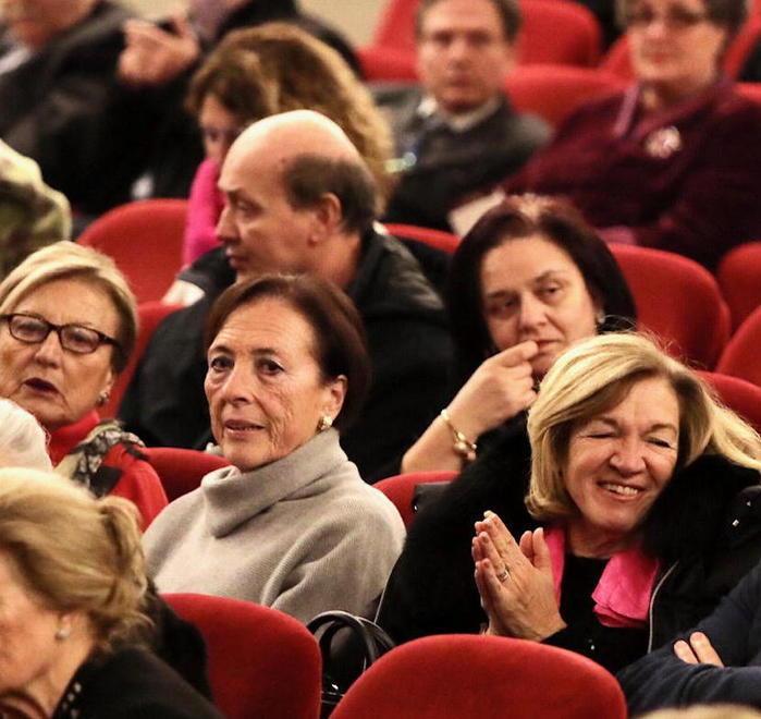 La musica incanta tutti e al teatro Goldoni il concerto di Capodanno diventa una festa magica