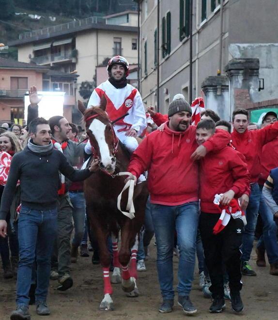 La febbre sta salendo, da stasera le messe nelle sette contrade 