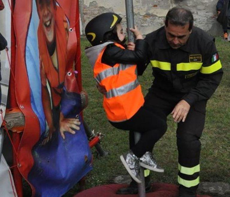 Pompieropoli invade piazza del Duomo Così i bambini giocano a fare i vigili del fuoco