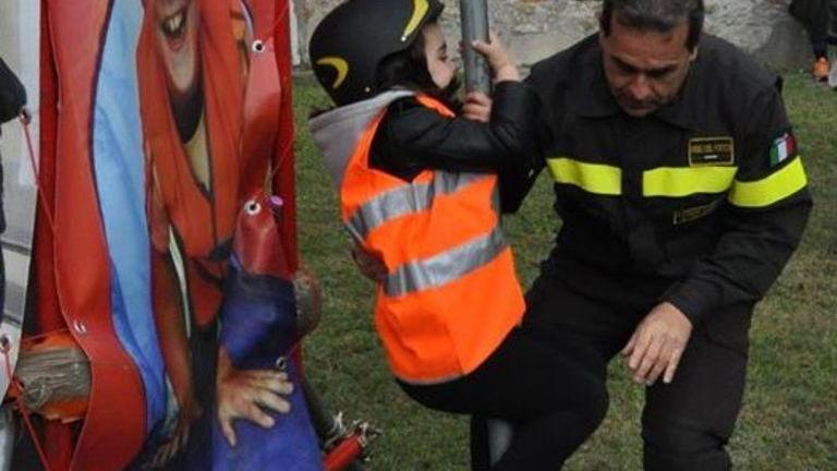Pompieropoli invade piazza del Duomo Così i bambini giocano a fare i vigili del fuoco