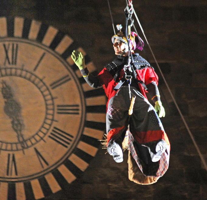 Torna il volo della Befana sulla piazza gremita di bimbi 