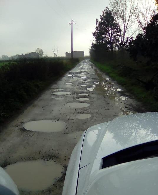 Nonantola, strada piena di buche, i residenti: «Siamo dimenticati» 