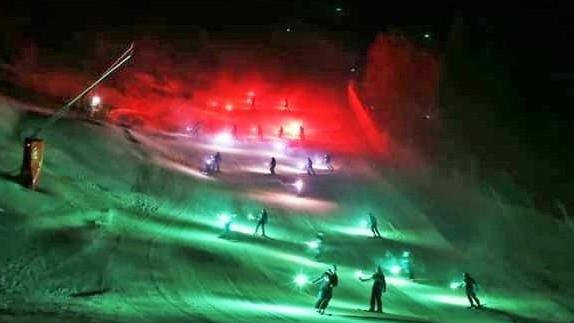 La fiaccolata tricolore firmata dai maestri di sci