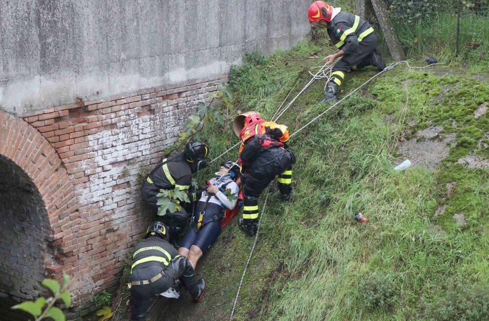 Via Calzolai I difficili soccorsi per salvarlo