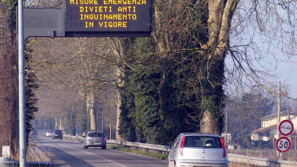 Scattano altri cinque giorni di blocchi Emergenza smog: limitazioni fino al 7
