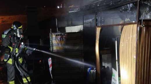 Il barbecue prende fuoco Festa di fine anno salvata dai pompieri volontari