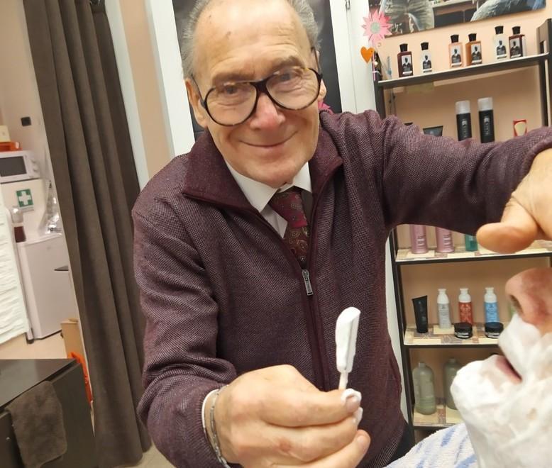 Da sessant’anni tra forbici e rasoi Il barbiere che ha fatto storia