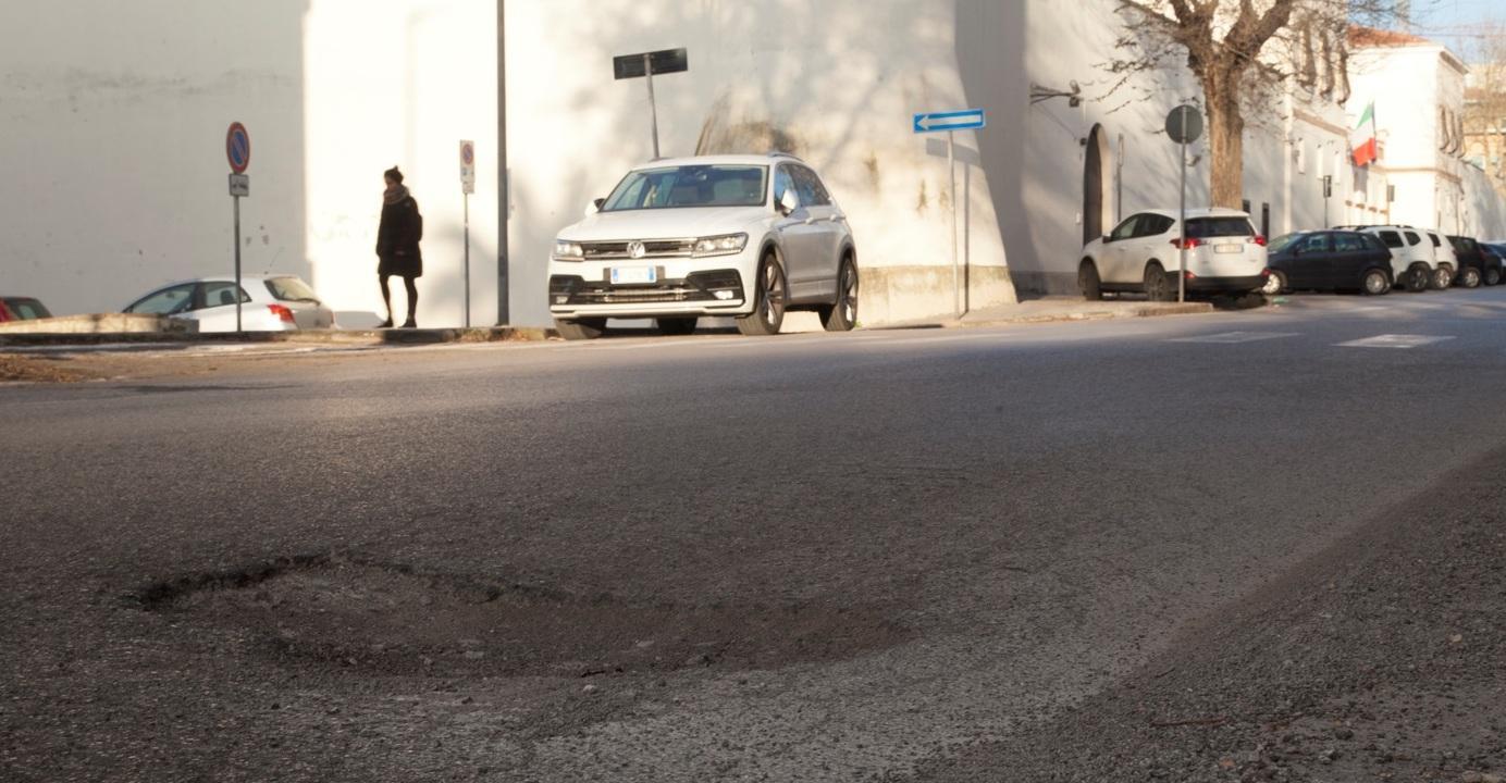 Buche e asfalto degradato pericoli in centro e in periferia