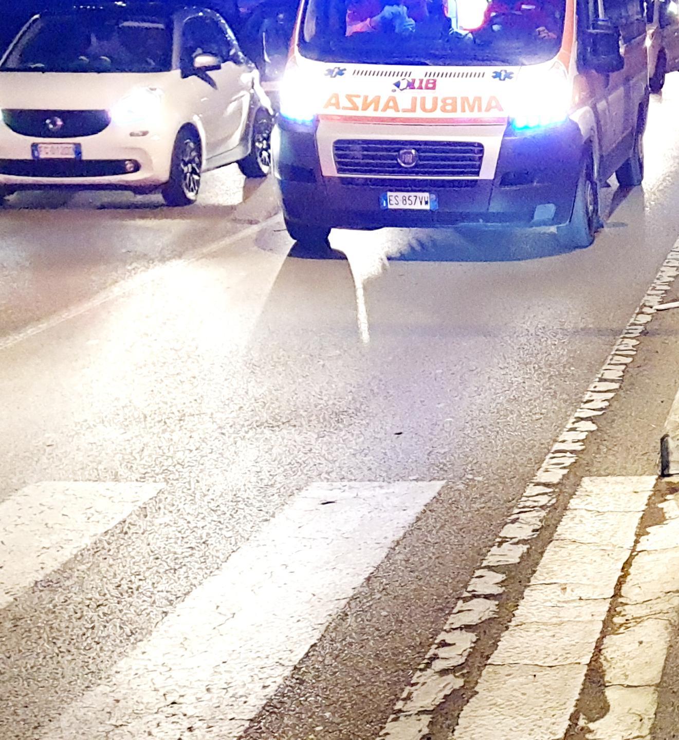 Strada buia, pedoni e auto a rischio 