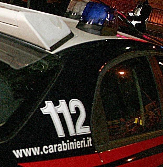 Cerca di baciare una ragazza, arrestato 