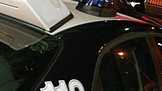 Cerca di baciare una ragazza, arrestato