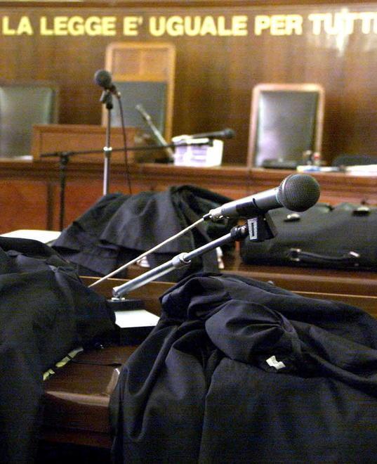 «Ha cercato di strangolarmi»: commerciante sotto processo per le botte alla moglie