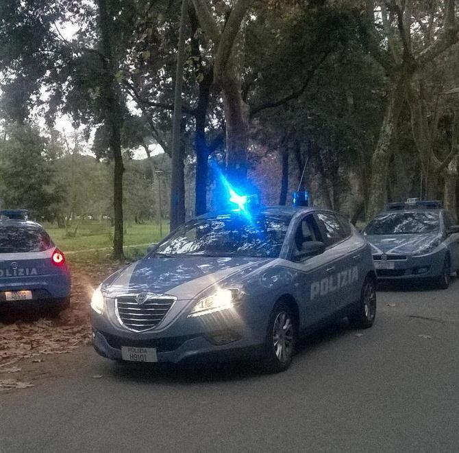 Un poliziotto infiltrato per sgominare la banda dei cento spacciatori in pineta 