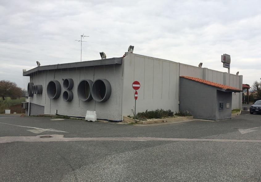 Uno dei capannoni nell'area commerciale di Poggio Gagliardo (foto Falorni/Silvi)