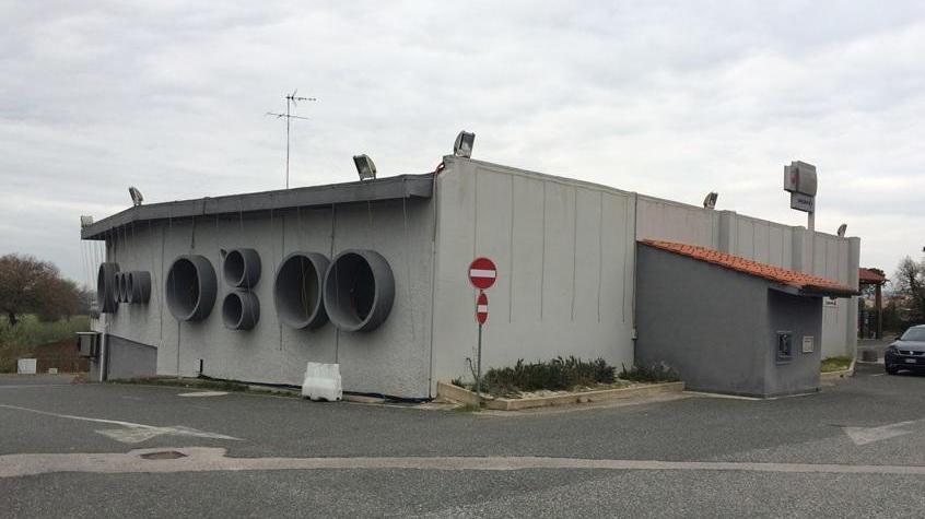 Uno dei capannoni nell'area commerciale di Poggio Gagliardo (foto Falorni/Silvi)