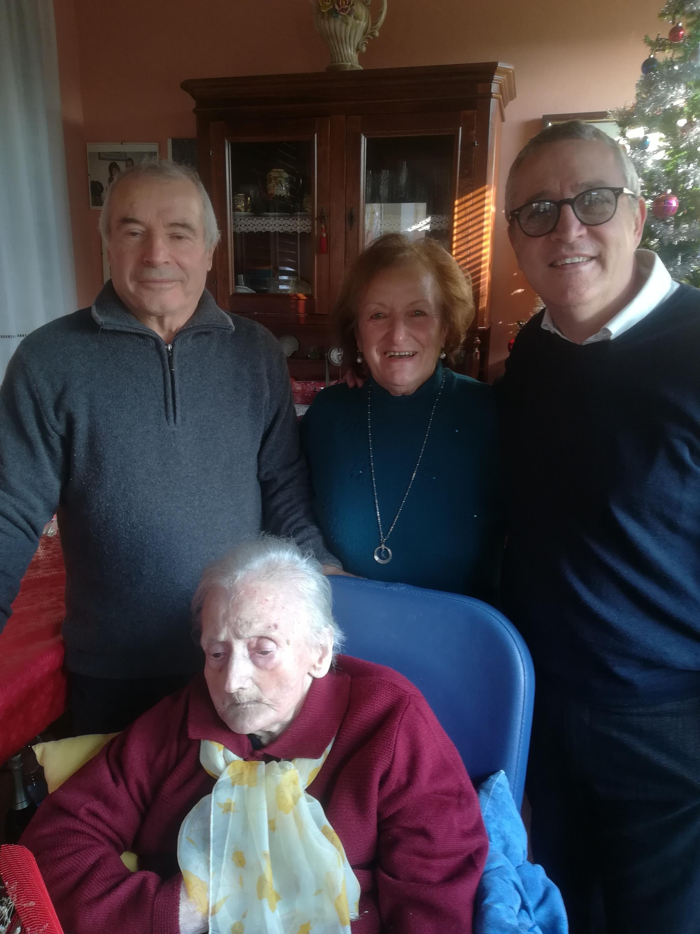 La signora Brunetta Viti con i familiari e il sindaco Giunti (ultimo a destra)