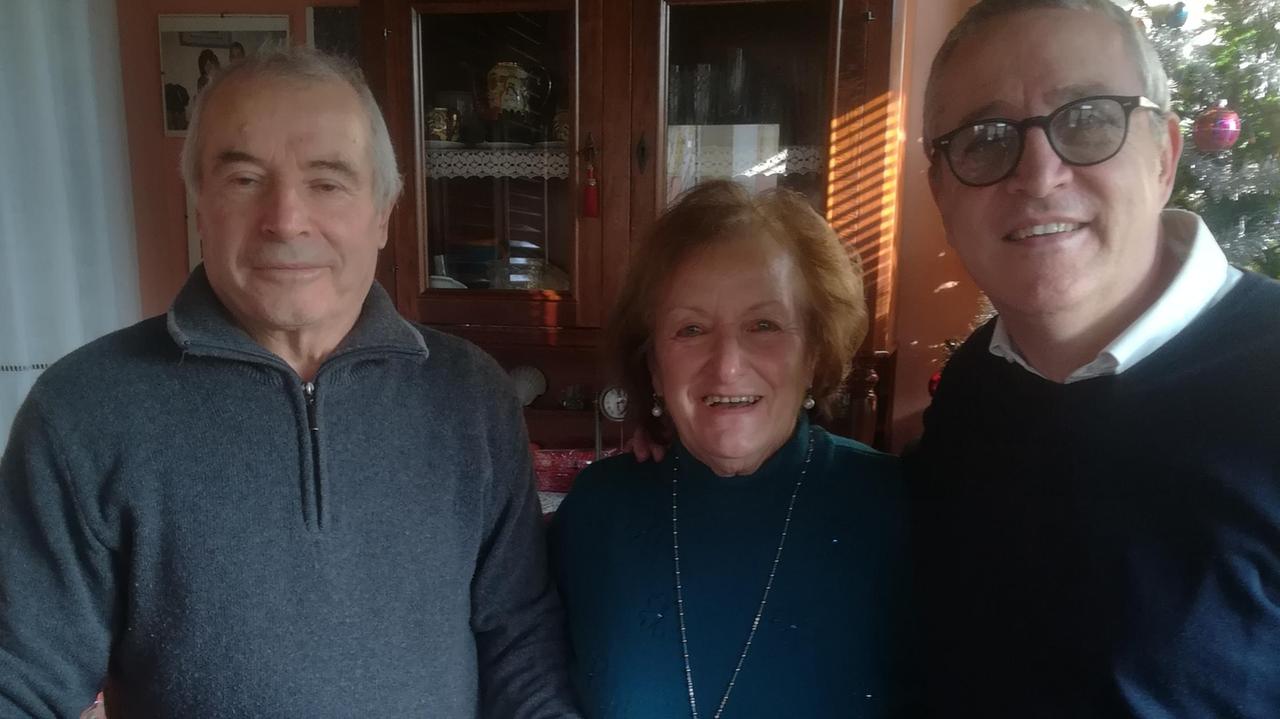 La signora Brunetta Viti con i familiari e il sindaco Giunti (ultimo a destra)