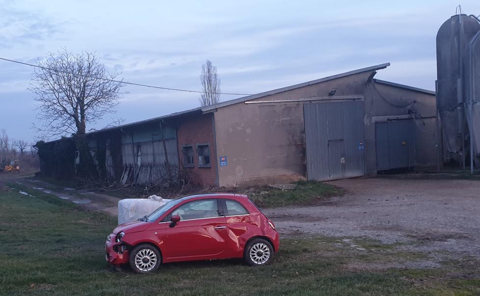 Donna si ribalta con l’auto. Un contadino ferito sotto il trattore 