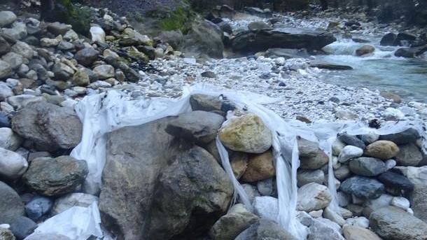 Il Renara affoga nella plastica Wwf: la Procura lo sequestri