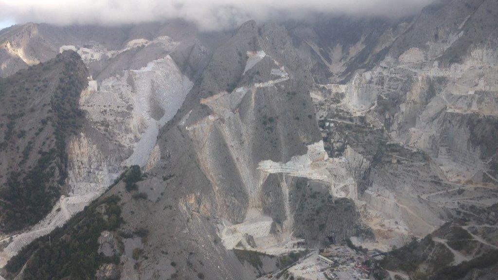 Uno scorcio delle cave sulle Apuane (foto archivio)