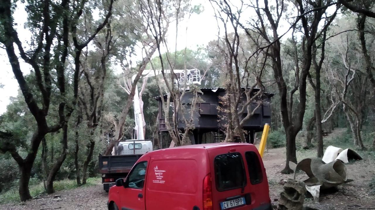 Nonostante il periodo particolare, tra le festività e gli impegni per gli eventi cittadini, il Comune di Piombino con l'ufficio lavori pubblici si è subito adoperato per ripristinare la parte del tetto danneggiata dal maltempo a Casa Esagono (foto Archivio Giorgini)