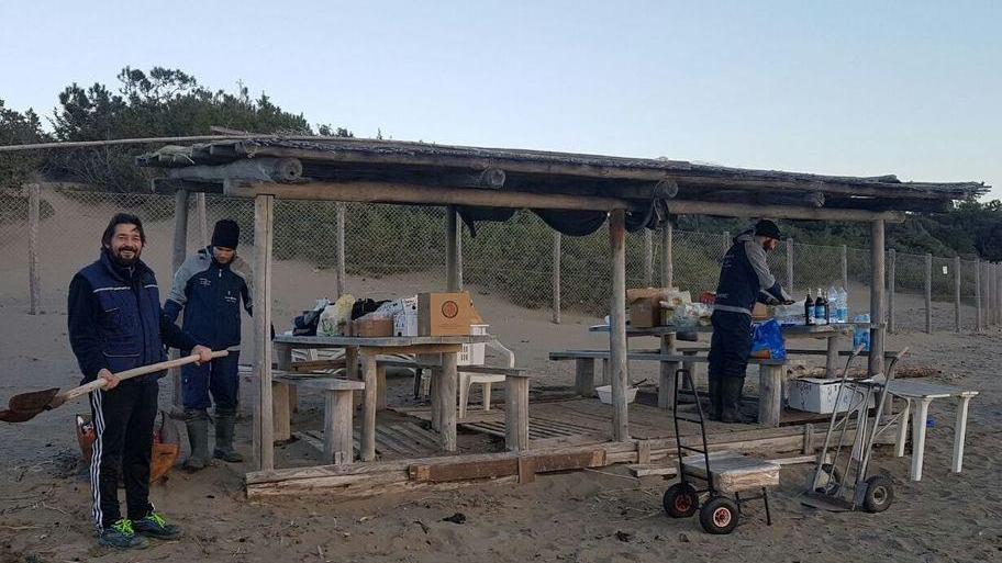 Dopo quelle dei vip, a Marina di Castagneto vanno giù anche le capanne dei pescatori