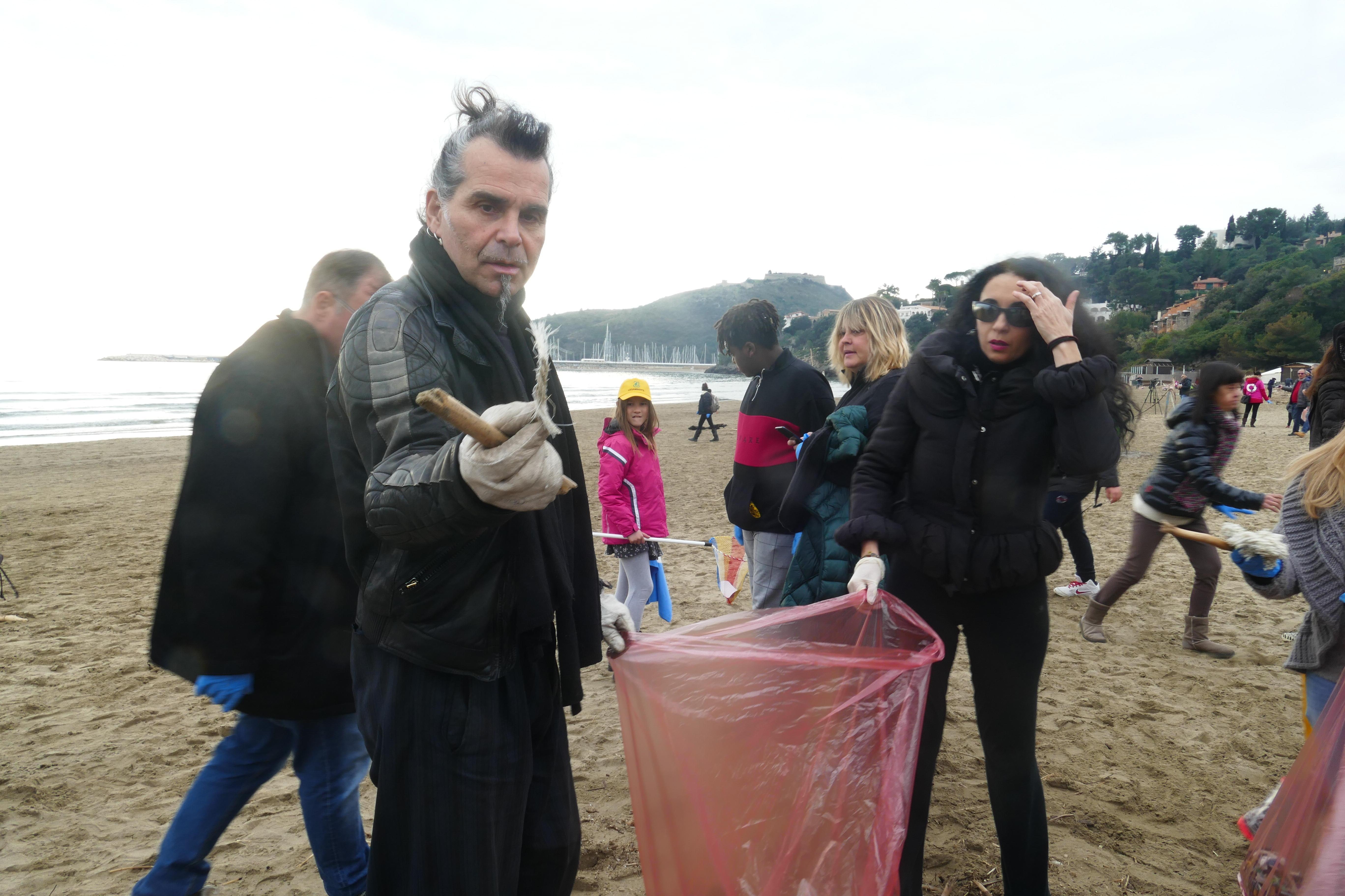 Pierò Pelù mentre pulisce la spiaggia della Feniglia (foto: Enzo Russo)