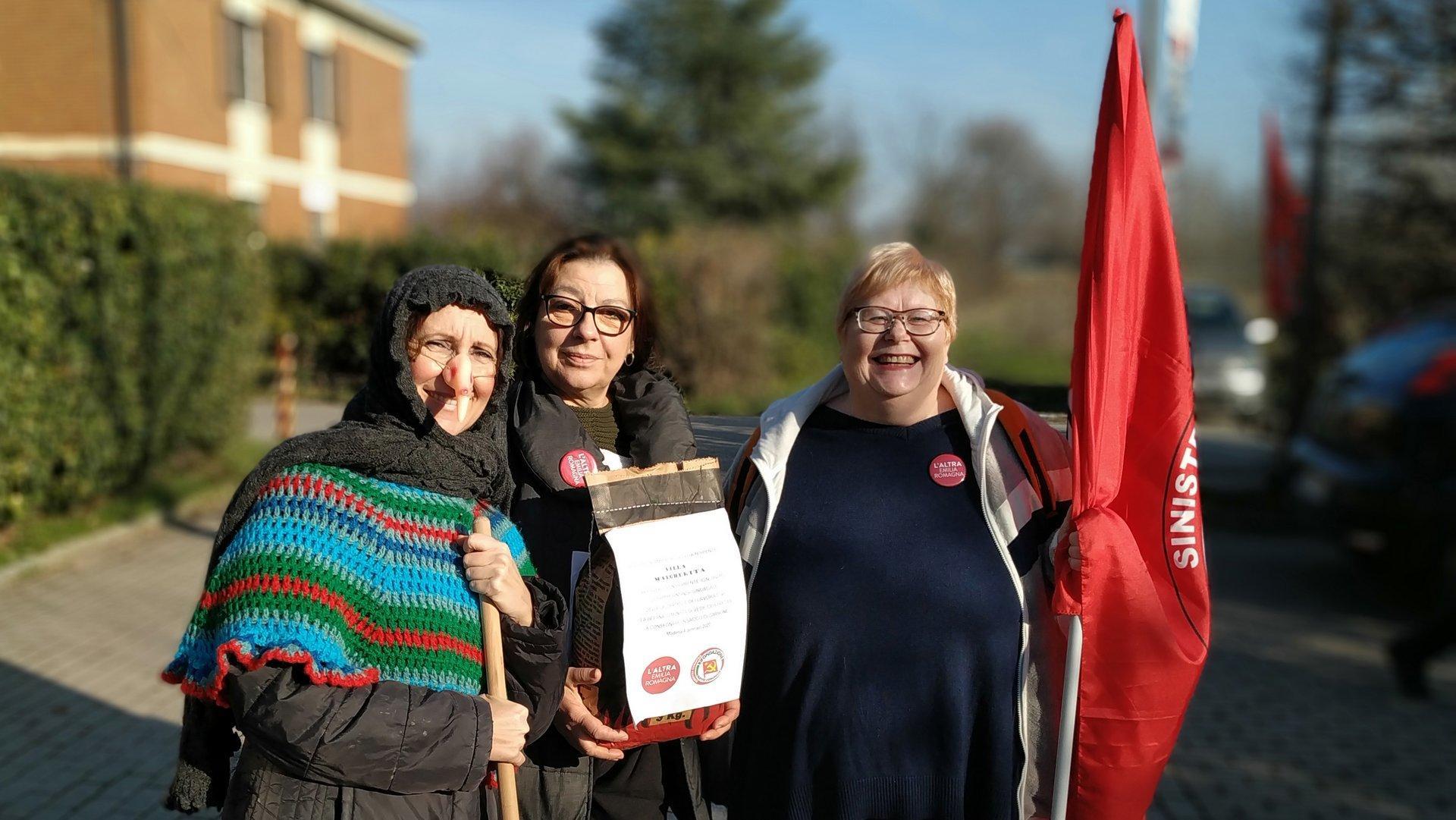 Modena. Befana comunista porta carbone a Villa Margherita