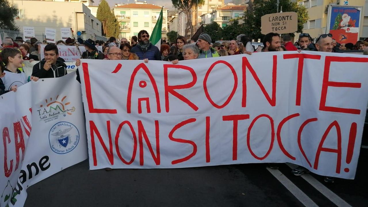 Lo striscione in difesa dell'Aronte