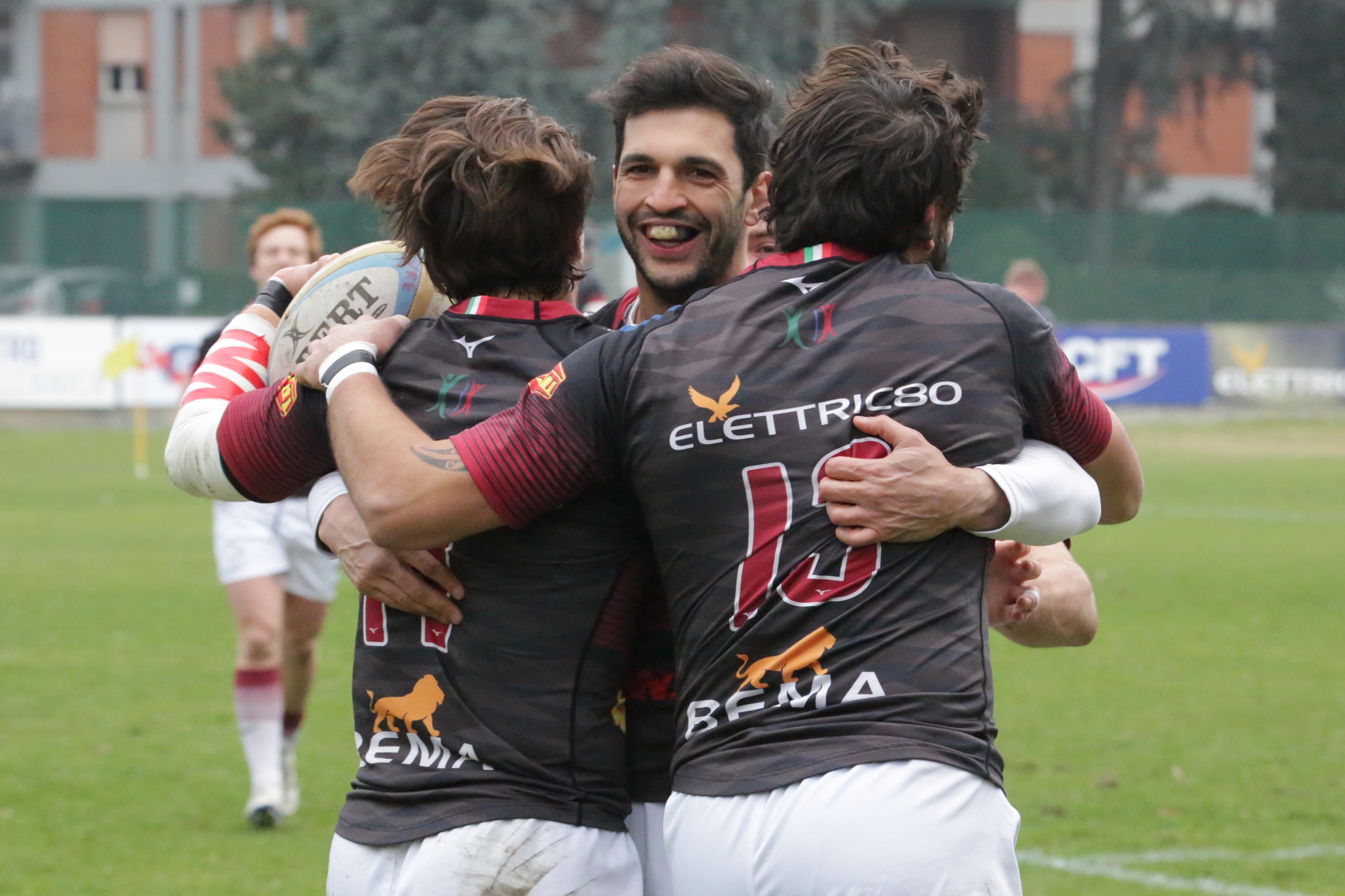 I rossoneri esultano dopo una meta