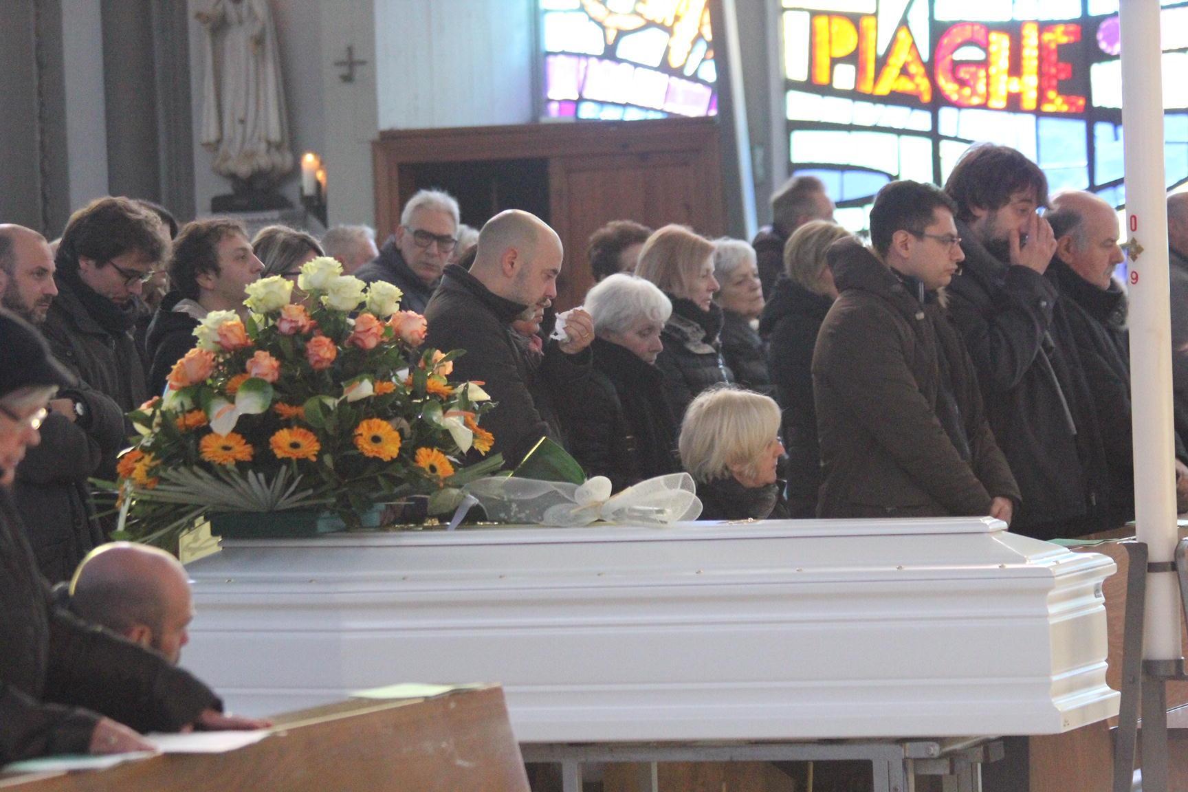 I funerali di Cristina Macrellino della chiesa della Resurrezione (foto Batavia)