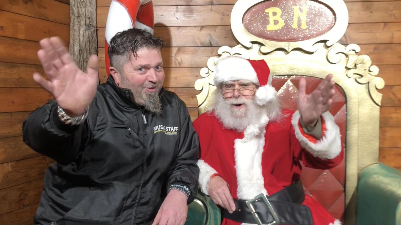 Paolo Grossi nella Baita di Babbo Natale, unica àncora di salvataggio in una generale morìa di attrazioni a Montecatini (foto Nucci)