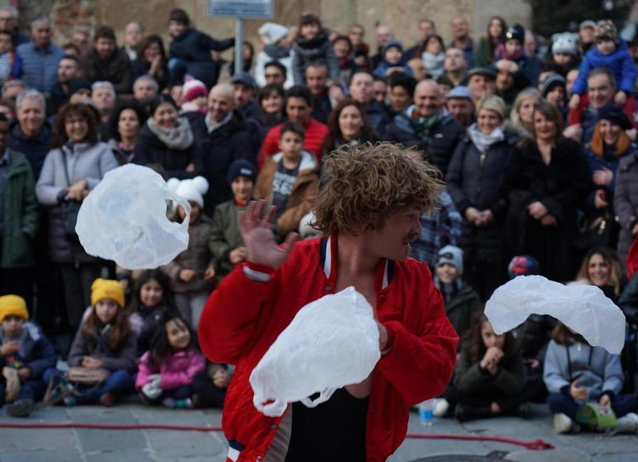 Uno spettacolo della prima giornata della manifestazione a Peccioli