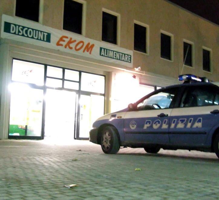 Una volante della polizia di Stato alla Ekom di Stagno