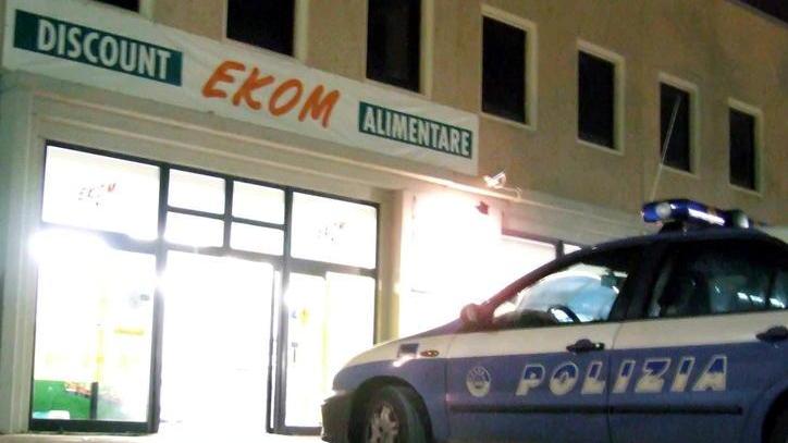 Una volante della polizia di Stato alla Ekom di Stagno