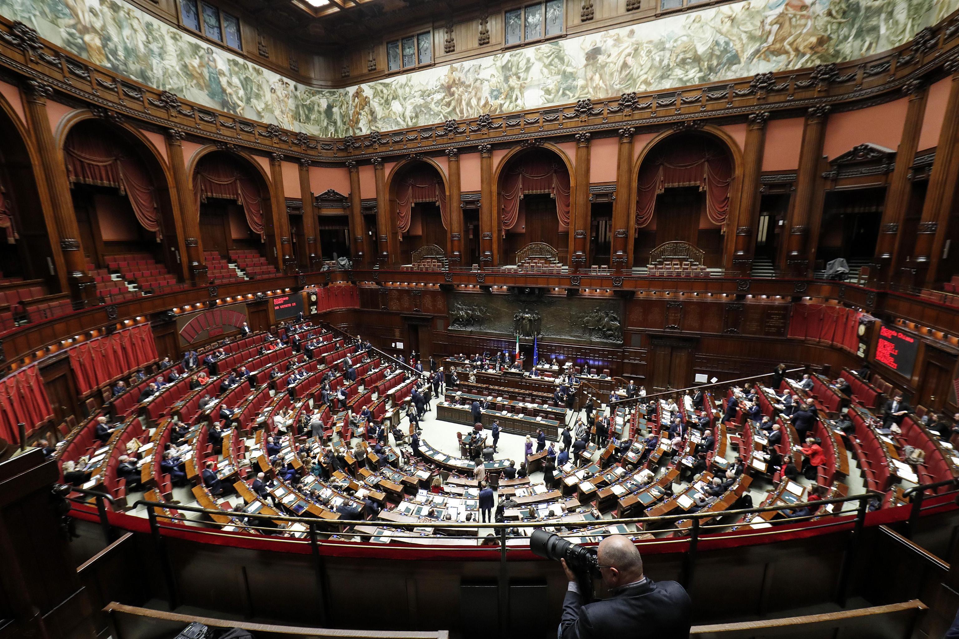 Tutti gli stipendi dei parlamentari sardi, Pittalis è il più ricco