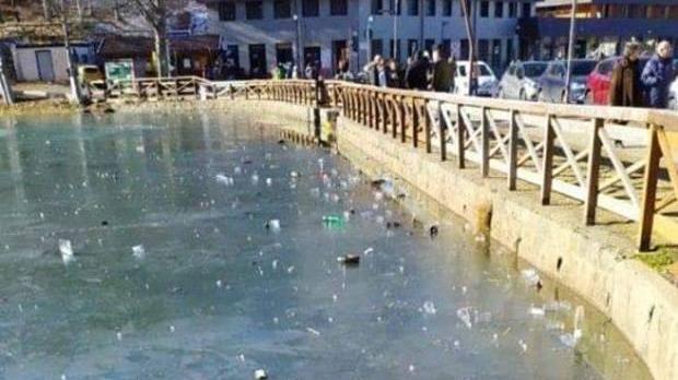 Ragazzo ferito e lago invaso dai rifiuti: «Ora basta»