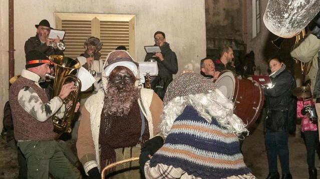 Musica, cibo e spettacolo per la Befana di Levigliani