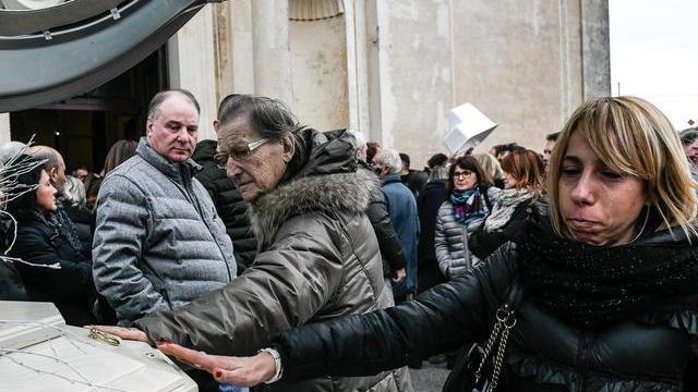 Un mazzo di rose rosse e il dolore degli amici per il saluto ad Alberto