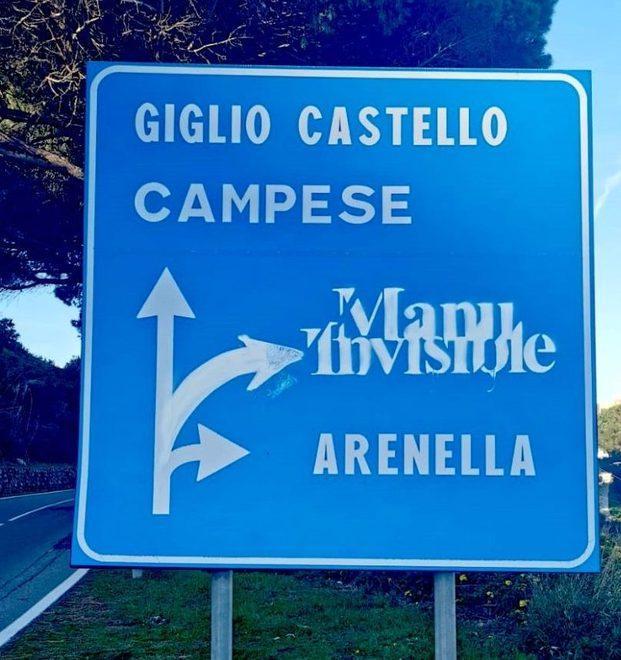 Scrive sul cartello stradale: writer costretto a ripulire 