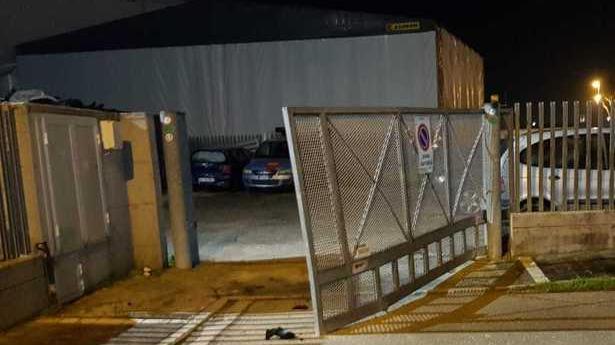 Tentato furto con spaccata danni ingenti a un negozio