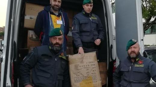 Indumenti sequestrati in dono alla Caritas